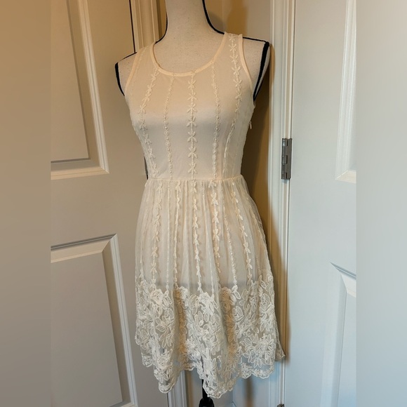 Elegant Cream Lace high neck Dress - Picture 2 of 6